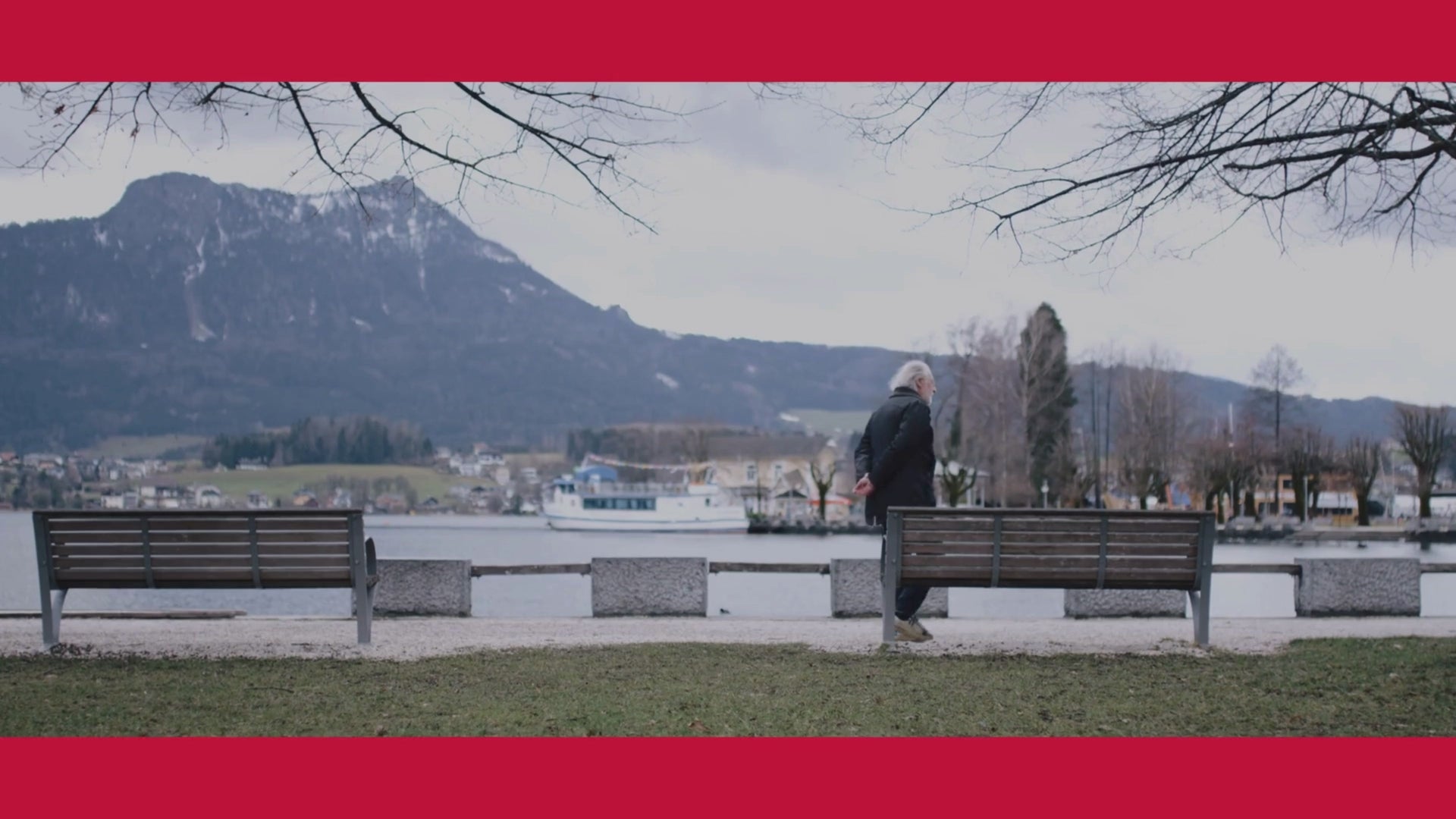 Video laden: Im Video sieht man einen älteren Herrn, der aufgrund von Rückenschmerzen nicht mehr austehen kann &amp; über die James Uhr einen Notruf auslöst, damit seine Tochter zur Hilfe kommen kann